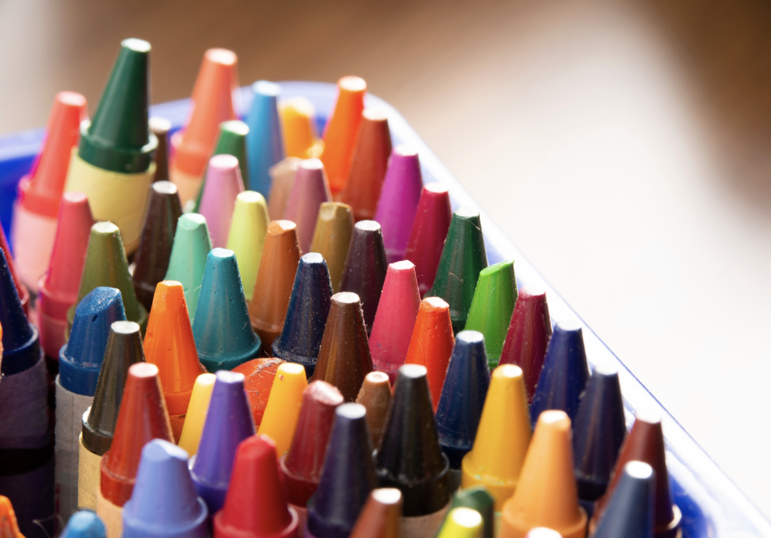 一箱五彩繽紛的藝術顏料筆，代表香港視藝活動協會的「藝術補給站」計劃，為有需要的藝術創作者提供免費或優惠的藝術用品。