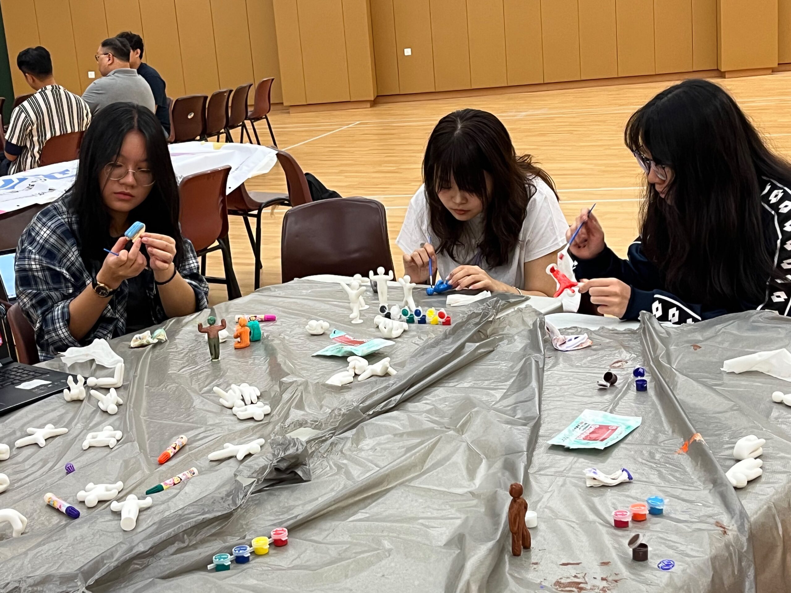 香港視藝活動協會（HKVAAS）透過藝術工作坊、創意技能培訓、數碼工具應用及社區實踐，為婦女及青年提供學習、創作和參與的機會。