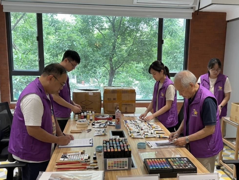 在推動藝術工作坊及社區活動的過程中，我們亦看見不少狀況良好的藝術材料因閒置而被浪費。因此，HKVAAS 開展藝術資源循環工作，接收清潔、完整及仍可安全使用的藝術與活動物資。物資經點收、分類和整理後，合適的材料會按實際需要重新投入工作坊、培訓及社區活動。藝術資源循環並非獨立於機構宗旨之外，而是支援藝術教育和社區活動的一種實際方法。