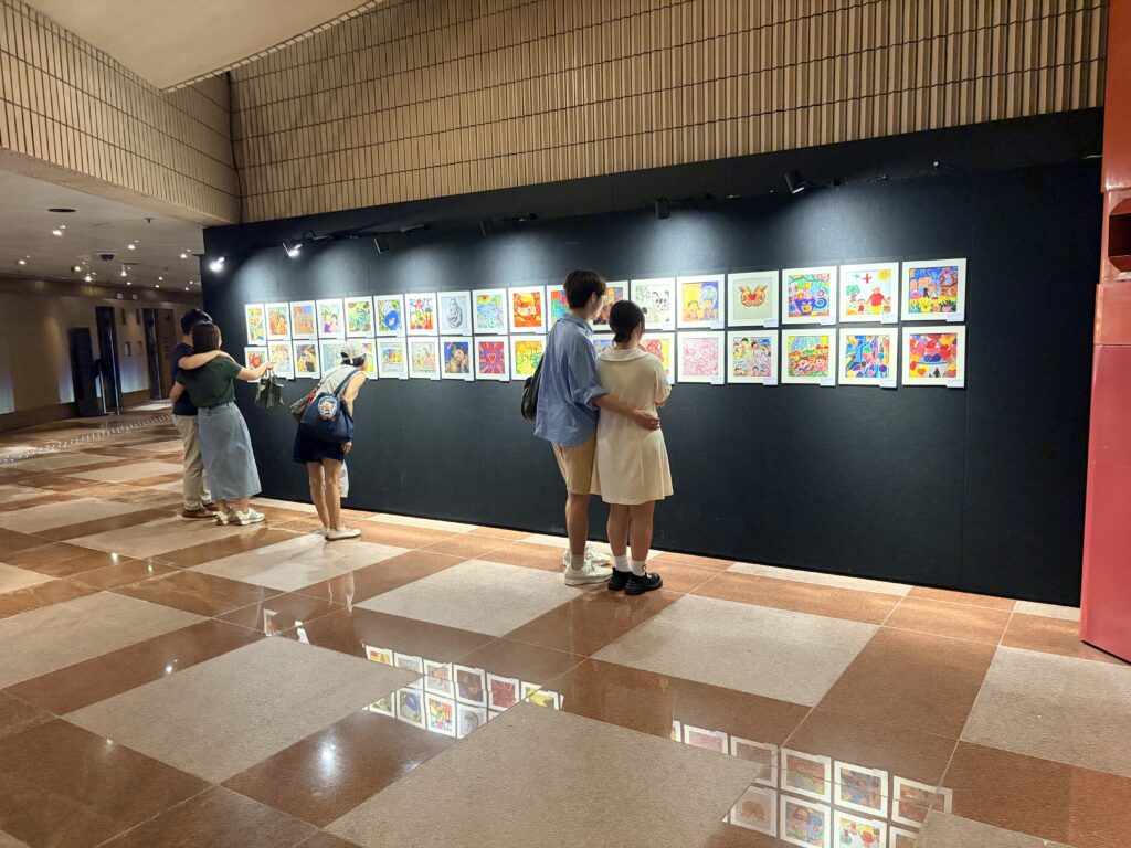 香港視藝活動協會藝術慈善比賽展覽於2026年8月5至6日在香港文化中心舉行，當中以「繪暖人間」國際視覺藝術慈善比賽為主要展覽項目。